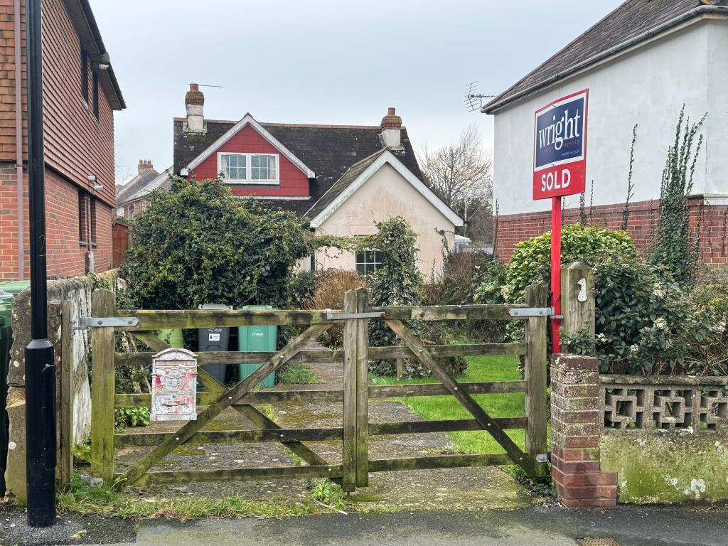 Lot: 53 - FREEHOLD DETACHED CHALET STYLE HOUSE FOR IMPROVEMENT - A Look at the front from further back in Alresford Rd